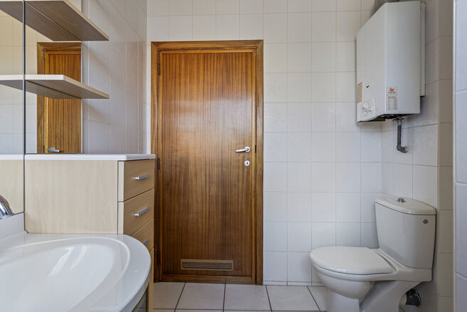 Deze ruime gezinswoning met garage en tuin ligt in een groene en rustige buurt, met een vlotte verbinding naar Brussel en de Ring.
Ideaal voor wie op zoek is naar rust, maar toch dicht bij de stad wil wonen.

De woning beschikt over 3 slaapkamers (17m² -