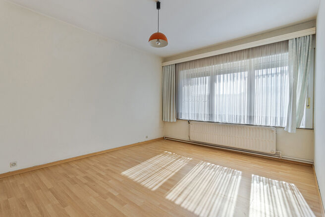 Deze ruime gezinswoning met garage en tuin ligt in een groene en rustige buurt, met een vlotte verbinding naar Brussel en de Ring.
Ideaal voor wie op zoek is naar rust, maar toch dicht bij de stad wil wonen.

De woning beschikt over 3 slaapkamers (17m² -
