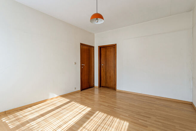 Deze ruime gezinswoning met garage en tuin ligt in een groene en rustige buurt, met een vlotte verbinding naar Brussel en de Ring.
Ideaal voor wie op zoek is naar rust, maar toch dicht bij de stad wil wonen.

De woning beschikt over 3 slaapkamers (17m² -