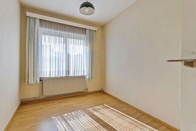 Deze ruime gezinswoning met garage en tuin ligt in een groene en rustige buurt, met een vlotte verbinding naar Brussel en de Ring.
Ideaal voor wie op zoek is naar rust, maar toch dicht bij de stad wil wonen.

De woning beschikt over 3 slaapkamers (17m² -