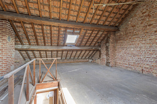 Deze ruime gezinswoning met garage en tuin ligt in een groene en rustige buurt, met een vlotte verbinding naar Brussel en de Ring.
Ideaal voor wie op zoek is naar rust, maar toch dicht bij de stad wil wonen.

De woning beschikt over 3 slaapkamers (17m² -