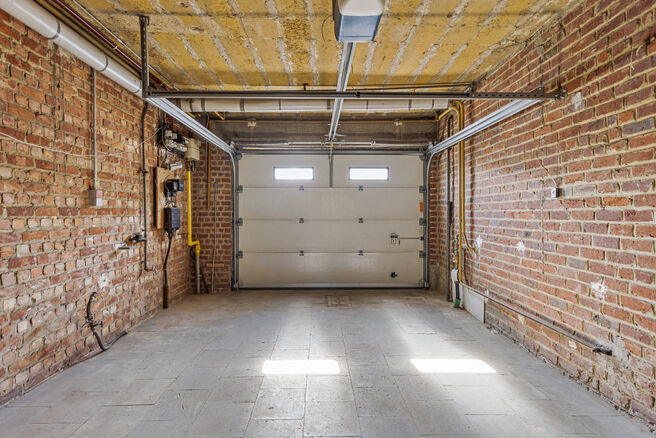 Deze ruime gezinswoning met garage en tuin ligt in een groene en rustige buurt, met een vlotte verbinding naar Brussel en de Ring.
Ideaal voor wie op zoek is naar rust, maar toch dicht bij de stad wil wonen.

De woning beschikt over 3 slaapkamers (17m² -