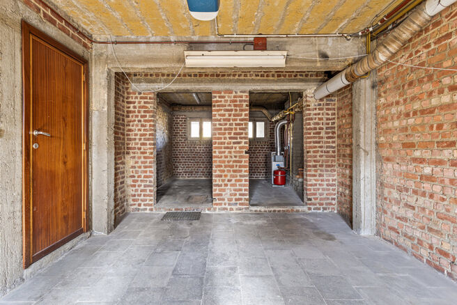 Deze ruime gezinswoning met garage en tuin ligt in een groene en rustige buurt, met een vlotte verbinding naar Brussel en de Ring.
Ideaal voor wie op zoek is naar rust, maar toch dicht bij de stad wil wonen.

De woning beschikt over 3 slaapkamers (17m² -