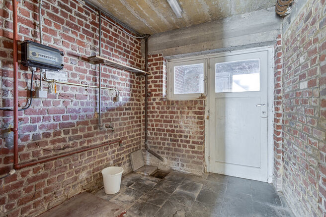 Deze ruime gezinswoning met garage en tuin ligt in een groene en rustige buurt, met een vlotte verbinding naar Brussel en de Ring.
Ideaal voor wie op zoek is naar rust, maar toch dicht bij de stad wil wonen.

De woning beschikt over 3 slaapkamers (17m² -