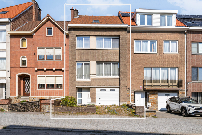 Deze ruime gezinswoning met garage en tuin ligt in een groene en rustige buurt, met een vlotte verbinding naar Brussel en de Ring.
Ideaal voor wie op zoek is naar rust, maar toch dicht bij de stad wil wonen.

De woning beschikt over 3 slaapkamers (17m² -