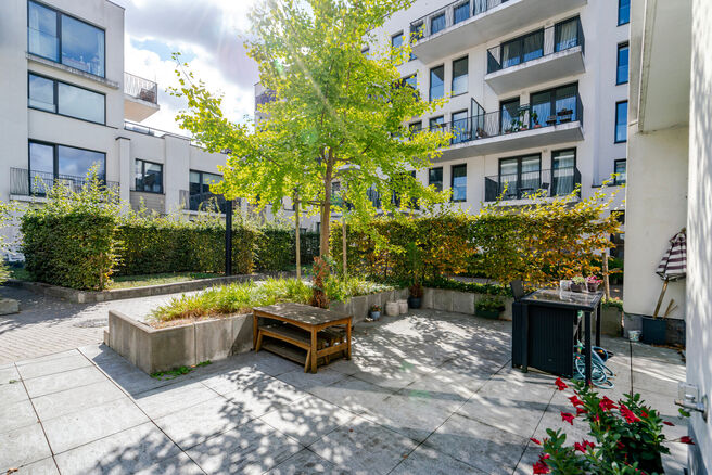 Deze recente gezinswoning met twee slaapkamers en een aangenaam terras/tuin is rustig gelegen aan de achterzijde van een residentieel gebouw, midden in het centrum van Brussel. De woning maakt deel uit van een verzorgde mede-eigendom en beschikt over een 