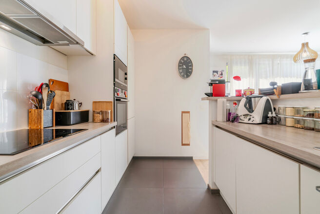 Deze recente gezinswoning met twee slaapkamers en een aangenaam terras/tuin is rustig gelegen aan de achterzijde van een residentieel gebouw, midden in het centrum van Brussel. De woning maakt deel uit van een verzorgde mede-eigendom en beschikt over een 