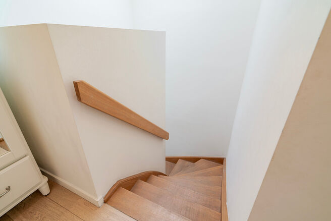 Deze recente gezinswoning met twee slaapkamers en een aangenaam terras/tuin is rustig gelegen aan de achterzijde van een residentieel gebouw, midden in het centrum van Brussel. De woning maakt deel uit van een verzorgde mede-eigendom en beschikt over een 