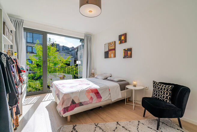 Deze recente gezinswoning met twee slaapkamers en een aangenaam terras/tuin is rustig gelegen aan de achterzijde van een residentieel gebouw, midden in het centrum van Brussel. De woning maakt deel uit van een verzorgde mede-eigendom en beschikt over een 