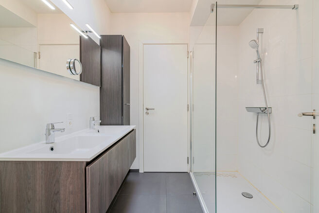 Deze recente gezinswoning met twee slaapkamers en een aangenaam terras/tuin is rustig gelegen aan de achterzijde van een residentieel gebouw, midden in het centrum van Brussel. De woning maakt deel uit van een verzorgde mede-eigendom en beschikt over een 