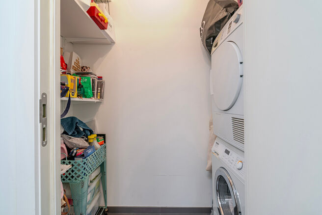 Deze recente gezinswoning met twee slaapkamers en een aangenaam terras/tuin is rustig gelegen aan de achterzijde van een residentieel gebouw, midden in het centrum van Brussel. De woning maakt deel uit van een verzorgde mede-eigendom en beschikt over een 