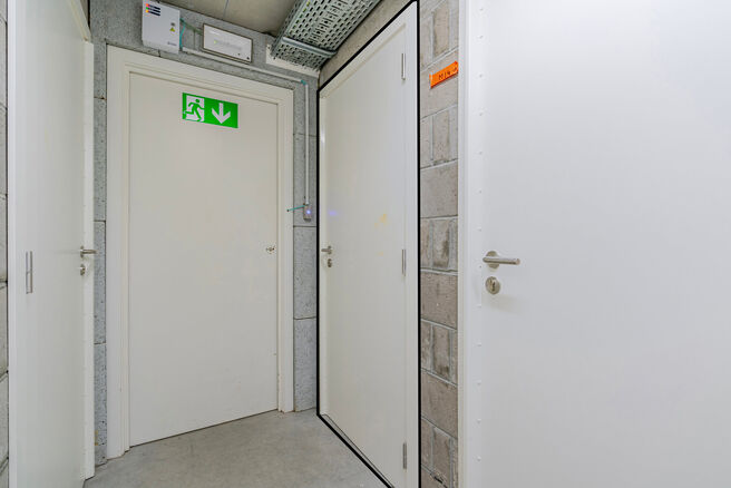 Deze recente gezinswoning met twee slaapkamers en een aangenaam terras/tuin is rustig gelegen aan de achterzijde van een residentieel gebouw, midden in het centrum van Brussel. De woning maakt deel uit van een verzorgde mede-eigendom en beschikt over een 