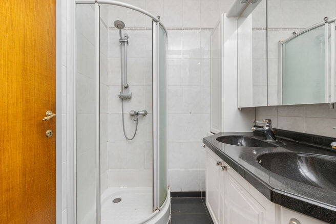 Tweegezinswoning bestaande uit een appartement en een duplex appartement, met garage, tuin en terrassen.
Het gebouw heeft in totaal 8 slaapkamers en 3 badkamers.

INDELING:
Op de eerste verdieping bevindt zich een appartement met &eacute;&eacute;n slaapkamer en een t