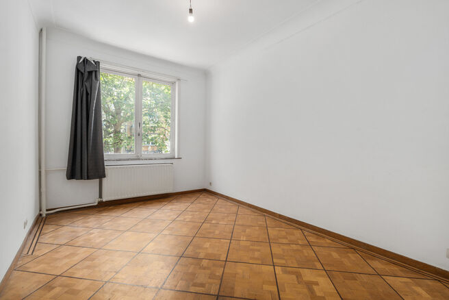 Tweegezinswoning bestaande uit een appartement en een duplex appartement, met garage, tuin en terrassen.
Het gebouw heeft in totaal 8 slaapkamers en 3 badkamers.

INDELING:
Op de eerste verdieping bevindt zich een appartement met &eacute;&eacute;n slaapkamer en een t