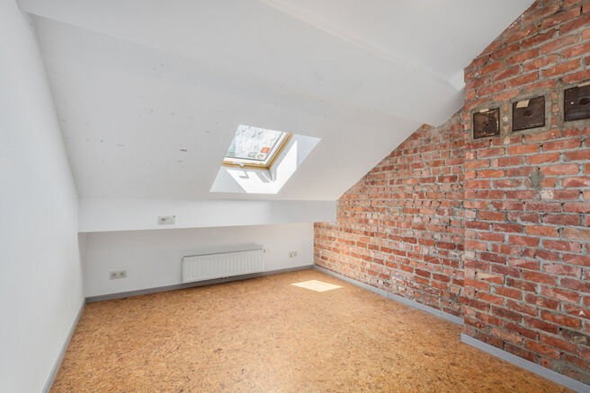 Tweegezinswoning bestaande uit een appartement en een duplex appartement, met garage, tuin en terrassen.
Het gebouw heeft in totaal 8 slaapkamers en 3 badkamers.

INDELING:
Op de eerste verdieping bevindt zich een appartement met &eacute;&eacute;n slaapkamer en een t