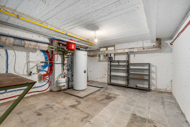 Tweegezinswoning bestaande uit een appartement en een duplex appartement, met garage, tuin en terrassen.
Het gebouw heeft in totaal 8 slaapkamers en 3 badkamers.

INDELING:
Op de eerste verdieping bevindt zich een appartement met &eacute;&eacute;n slaapkamer en een t