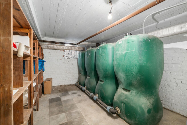 Tweegezinswoning bestaande uit een appartement en een duplex appartement, met garage, tuin en terrassen.
Het gebouw heeft in totaal 8 slaapkamers en 3 badkamers.

INDELING:
Op de eerste verdieping bevindt zich een appartement met &eacute;&eacute;n slaapkamer en een t