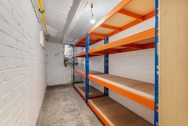 Tweegezinswoning bestaande uit een appartement en een duplex appartement, met garage, tuin en terrassen.
Het gebouw heeft in totaal 8 slaapkamers en 3 badkamers.

INDELING:
Op de eerste verdieping bevindt zich een appartement met &eacute;&eacute;n slaapkamer en een t