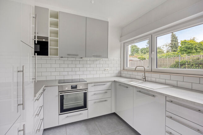 Deze volledig gerenoveerde woning is gelegen in de populaire, groene en autoluwe wijk Abtsdal, op wandelafstand van het centrum van Grimbergen.
De omgeving staat bekend om haar kindvriendelijk karakter, nabijheid van scholen, winkels, ontspanningsmogelijk