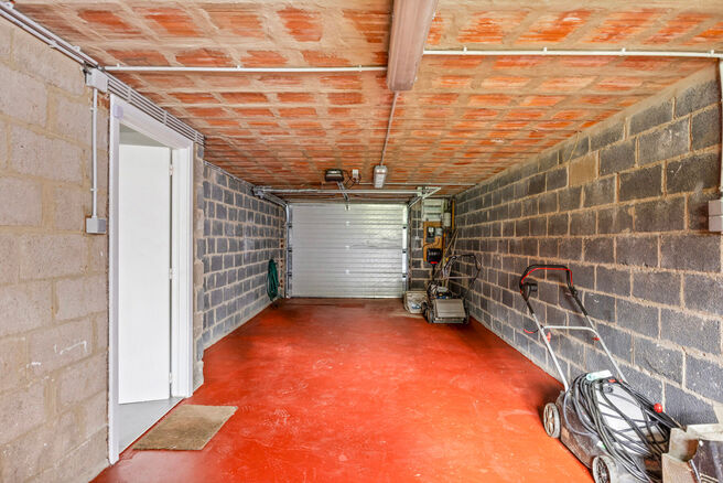 Deze volledig gerenoveerde woning is gelegen in de populaire, groene en autoluwe wijk Abtsdal, op wandelafstand van het centrum van Grimbergen.
De omgeving staat bekend om haar kindvriendelijk karakter, nabijheid van scholen, winkels, ontspanningsmogelijk