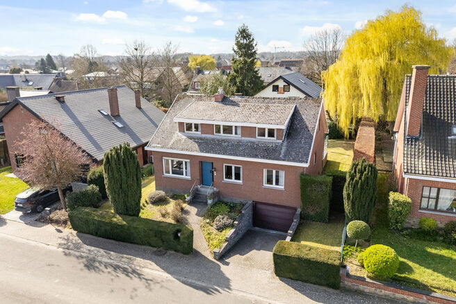 Deze ruime gezinswoning met 5 slaapkamers en 2 badkamers is gelegen in een gegeerde en residenti&euml;le woonwijk in Grimbergen, in een rustige doodlopende straat. De woning beschikt over een praktische indeling, mooie volumes en een ruime garage met kelder d