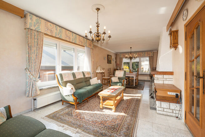 Deze ruime gezinswoning met 5 slaapkamers en 2 badkamers is gelegen in een gegeerde en residenti&euml;le woonwijk in Grimbergen, in een rustige doodlopende straat. De woning beschikt over een praktische indeling, mooie volumes en een ruime garage met kelder d