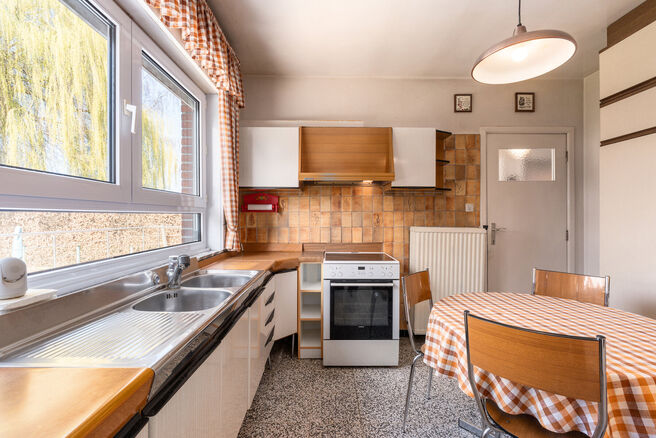 Deze ruime gezinswoning met 5 slaapkamers en 2 badkamers is gelegen in een gegeerde en residenti&euml;le woonwijk in Grimbergen, in een rustige doodlopende straat. De woning beschikt over een praktische indeling, mooie volumes en een ruime garage met kelder d