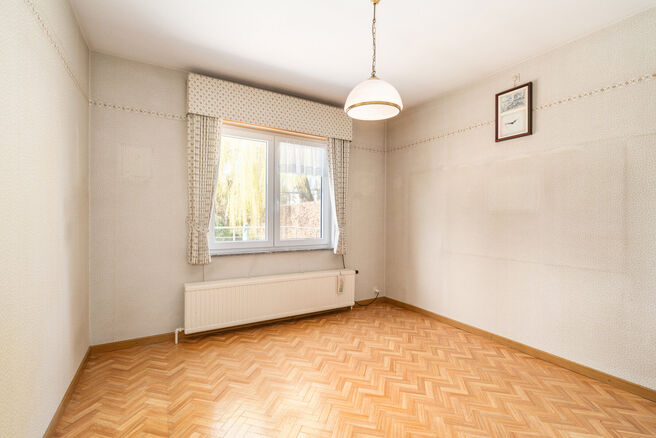 Deze ruime gezinswoning met 5 slaapkamers en 2 badkamers is gelegen in een gegeerde en residenti&euml;le woonwijk in Grimbergen, in een rustige doodlopende straat. De woning beschikt over een praktische indeling, mooie volumes en een ruime garage met kelder d