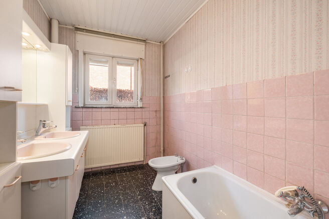 Deze ruime gezinswoning met 5 slaapkamers en 2 badkamers is gelegen in een gegeerde en residenti&euml;le woonwijk in Grimbergen, in een rustige doodlopende straat. De woning beschikt over een praktische indeling, mooie volumes en een ruime garage met kelder d