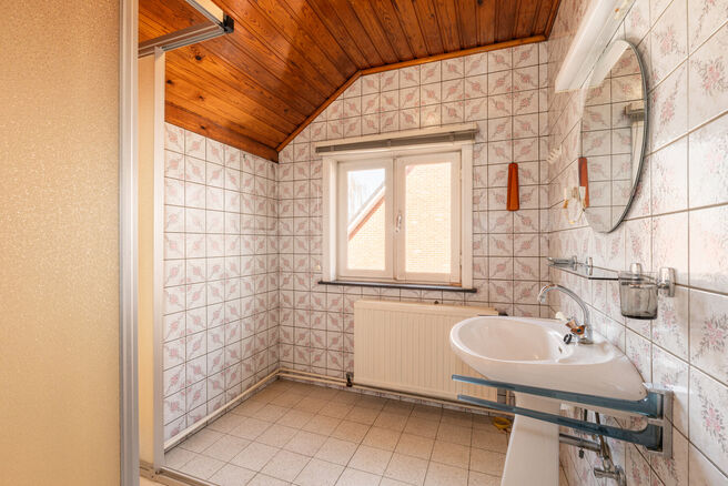 Deze ruime gezinswoning met 5 slaapkamers en 2 badkamers is gelegen in een gegeerde en residenti&euml;le woonwijk in Grimbergen, in een rustige doodlopende straat. De woning beschikt over een praktische indeling, mooie volumes en een ruime garage met kelder d