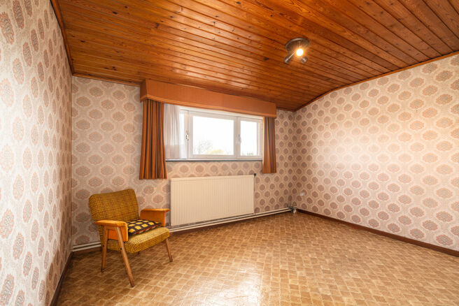 Deze ruime gezinswoning met 5 slaapkamers en 2 badkamers is gelegen in een gegeerde en residenti&euml;le woonwijk in Grimbergen, in een rustige doodlopende straat. De woning beschikt over een praktische indeling, mooie volumes en een ruime garage met kelder d