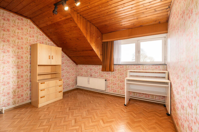 Deze ruime gezinswoning met 5 slaapkamers en 2 badkamers is gelegen in een gegeerde en residenti&euml;le woonwijk in Grimbergen, in een rustige doodlopende straat. De woning beschikt over een praktische indeling, mooie volumes en een ruime garage met kelder d