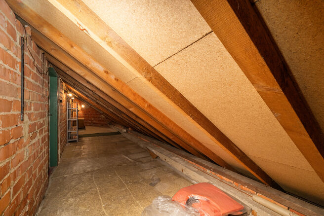 Deze ruime gezinswoning met 5 slaapkamers en 2 badkamers is gelegen in een gegeerde en residenti&euml;le woonwijk in Grimbergen, in een rustige doodlopende straat. De woning beschikt over een praktische indeling, mooie volumes en een ruime garage met kelder d