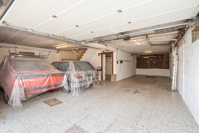 Deze ruime gezinswoning met 5 slaapkamers en 2 badkamers is gelegen in een gegeerde en residenti&euml;le woonwijk in Grimbergen, in een rustige doodlopende straat. De woning beschikt over een praktische indeling, mooie volumes en een ruime garage met kelder d