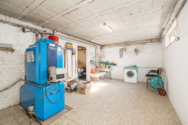 Deze ruime gezinswoning met 5 slaapkamers en 2 badkamers is gelegen in een gegeerde en residenti&euml;le woonwijk in Grimbergen, in een rustige doodlopende straat. De woning beschikt over een praktische indeling, mooie volumes en een ruime garage met kelder d