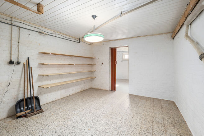 Deze ruime gezinswoning met 5 slaapkamers en 2 badkamers is gelegen in een gegeerde en residenti&euml;le woonwijk in Grimbergen, in een rustige doodlopende straat. De woning beschikt over een praktische indeling, mooie volumes en een ruime garage met kelder d