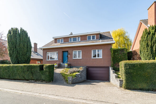 Deze ruime gezinswoning met 5 slaapkamers en 2 badkamers is gelegen in een gegeerde en residenti&euml;le woonwijk in Grimbergen, in een rustige doodlopende straat. De woning beschikt over een praktische indeling, mooie volumes en een ruime garage met kelder d