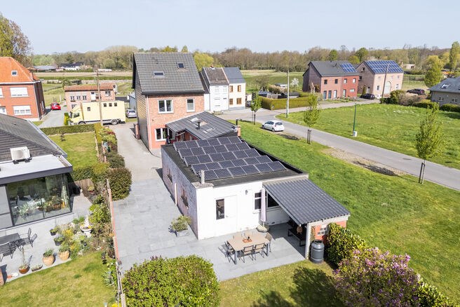 Deze verzorgde en ruime gezinswoning met 4 slaapkamers en 2 badkamers is gelegen in een rustige, residenti&euml;le en autoluwe wijk, op een mooi perceel van 9a 12ca met een gunstige zuidoostelijke ori&euml;ntatie. Dankzij deze ori&euml;ntatie geniet u hier de hele da