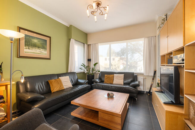 Deze verzorgde en ruime gezinswoning met 4 slaapkamers en 2 badkamers is gelegen in een rustige, residenti&euml;le en autoluwe wijk, op een mooi perceel van 9a 12ca met een gunstige zuidoostelijke ori&euml;ntatie. Dankzij deze ori&euml;ntatie geniet u hier de hele da