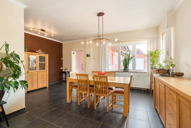 Deze verzorgde en ruime gezinswoning met 4 slaapkamers en 2 badkamers is gelegen in een rustige, residenti&euml;le en autoluwe wijk, op een mooi perceel van 9a 12ca met een gunstige zuidoostelijke ori&euml;ntatie. Dankzij deze ori&euml;ntatie geniet u hier de hele da