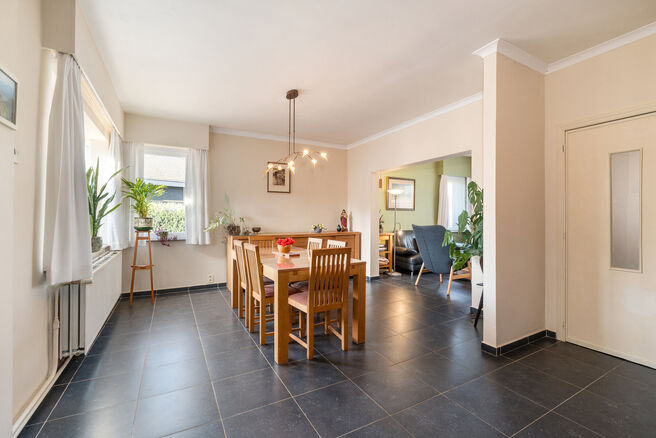 Deze verzorgde en ruime gezinswoning met 4 slaapkamers en 2 badkamers is gelegen in een rustige, residenti&euml;le en autoluwe wijk, op een mooi perceel van 9a 12ca met een gunstige zuidoostelijke ori&euml;ntatie. Dankzij deze ori&euml;ntatie geniet u hier de hele da