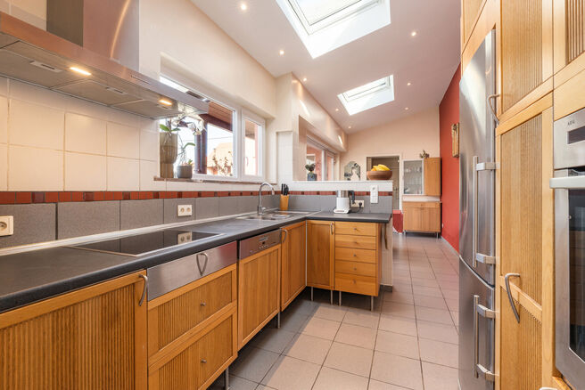 Deze verzorgde en ruime gezinswoning met 4 slaapkamers en 2 badkamers is gelegen in een rustige, residenti&euml;le en autoluwe wijk, op een mooi perceel van 9a 12ca met een gunstige zuidoostelijke ori&euml;ntatie. Dankzij deze ori&euml;ntatie geniet u hier de hele da