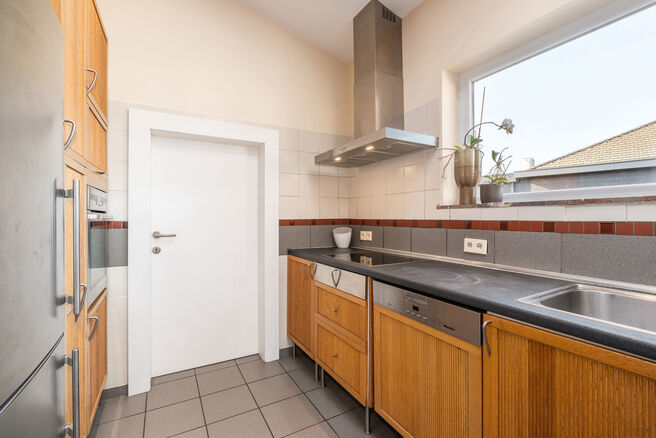 Deze verzorgde en ruime gezinswoning met 4 slaapkamers en 2 badkamers is gelegen in een rustige, residenti&euml;le en autoluwe wijk, op een mooi perceel van 9a 12ca met een gunstige zuidoostelijke ori&euml;ntatie. Dankzij deze ori&euml;ntatie geniet u hier de hele da