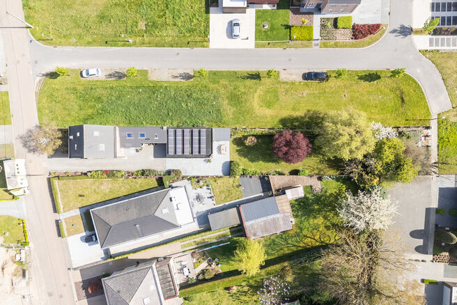 Deze verzorgde en ruime gezinswoning met 4 slaapkamers en 2 badkamers is gelegen in een rustige, residenti&euml;le en autoluwe wijk, op een mooi perceel van 9a 12ca met een gunstige zuidoostelijke ori&euml;ntatie. Dankzij deze ori&euml;ntatie geniet u hier de hele da