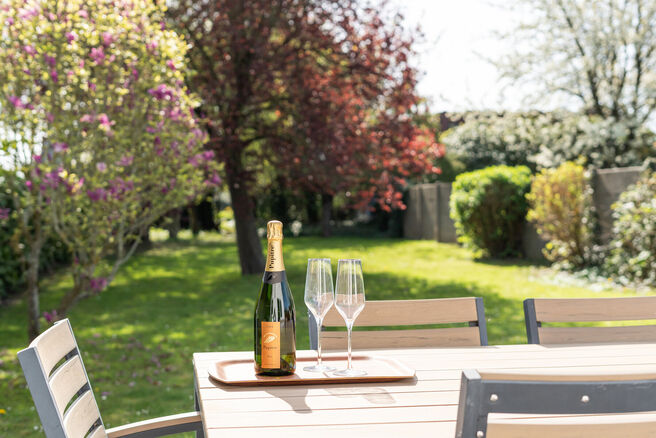 Deze verzorgde en ruime gezinswoning met 4 slaapkamers en 2 badkamers is gelegen in een rustige, residenti&euml;le en autoluwe wijk, op een mooi perceel van 9a 12ca met een gunstige zuidoostelijke ori&euml;ntatie. Dankzij deze ori&euml;ntatie geniet u hier de hele da
