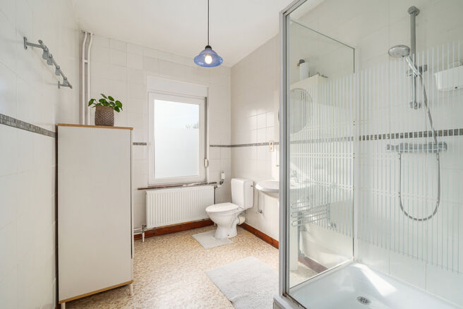 Deze verzorgde en ruime gezinswoning met 4 slaapkamers en 2 badkamers is gelegen in een rustige, residenti&euml;le en autoluwe wijk, op een mooi perceel van 9a 12ca met een gunstige zuidoostelijke ori&euml;ntatie. Dankzij deze ori&euml;ntatie geniet u hier de hele da