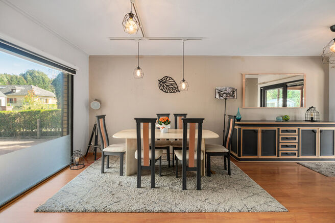 Deze gezinswoning met 4 slaapkamers en 2 badkamers is gelegen in een rustige, residenti&euml;le wijk met weinig verkeer.&nbsp;
De woning beschikt over een ruime, zuidwestelijk geori&euml;nteerde tuin met een groen en landelijk uitzicht.&nbsp;
Dankzij de gunstige ligging 