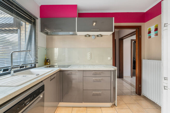 Deze gezinswoning met 4 slaapkamers en 2 badkamers is gelegen in een rustige, residenti&euml;le wijk met weinig verkeer.&nbsp;
De woning beschikt over een ruime, zuidwestelijk geori&euml;nteerde tuin met een groen en landelijk uitzicht.&nbsp;
Dankzij de gunstige ligging 