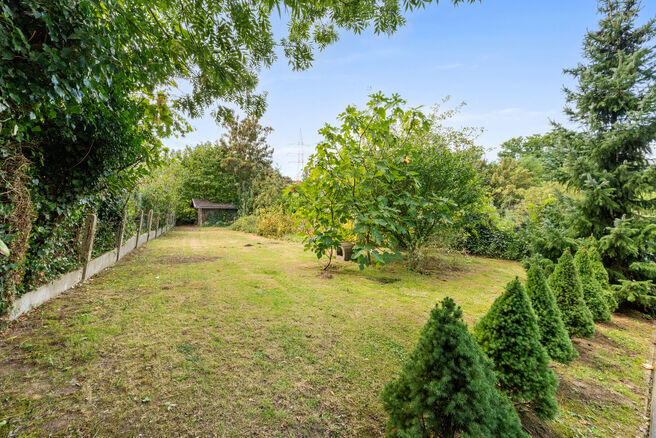 Deze gezinswoning met 4 slaapkamers en 2 badkamers is gelegen in een rustige, residenti&euml;le wijk met weinig verkeer.&nbsp;
De woning beschikt over een ruime, zuidwestelijk geori&euml;nteerde tuin met een groen en landelijk uitzicht.&nbsp;
Dankzij de gunstige ligging 