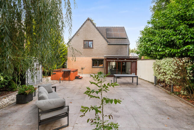 Deze gezinswoning met 4 slaapkamers en 2 badkamers is gelegen in een rustige, residenti&euml;le wijk met weinig verkeer.&nbsp;
De woning beschikt over een ruime, zuidwestelijk geori&euml;nteerde tuin met een groen en landelijk uitzicht.&nbsp;
Dankzij de gunstige ligging 